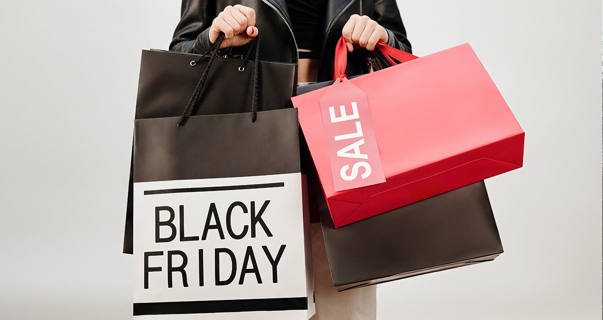 Il Black Friday non ci fa risparmiare, ci fa spendere senza controllo (e l'ambiente ne fa le spese)