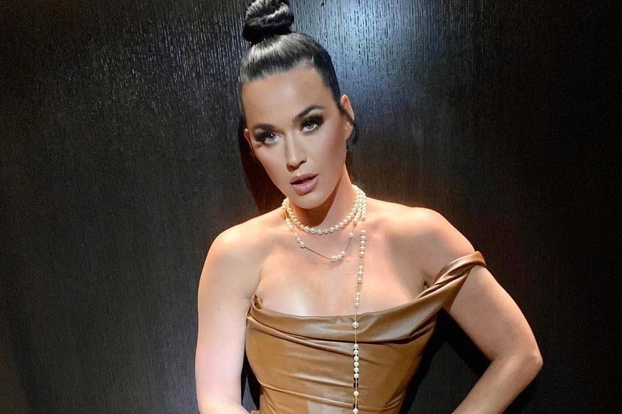 Katy Perry cambia drasticamente look e tinge i capelli di nero, Orlando Bloom commenta: "Finalmente"