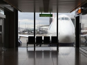 Aereo fermo su una pista di Heathrow, Londra.