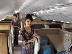 Hostess della Singapore Airlines in Business Class.
