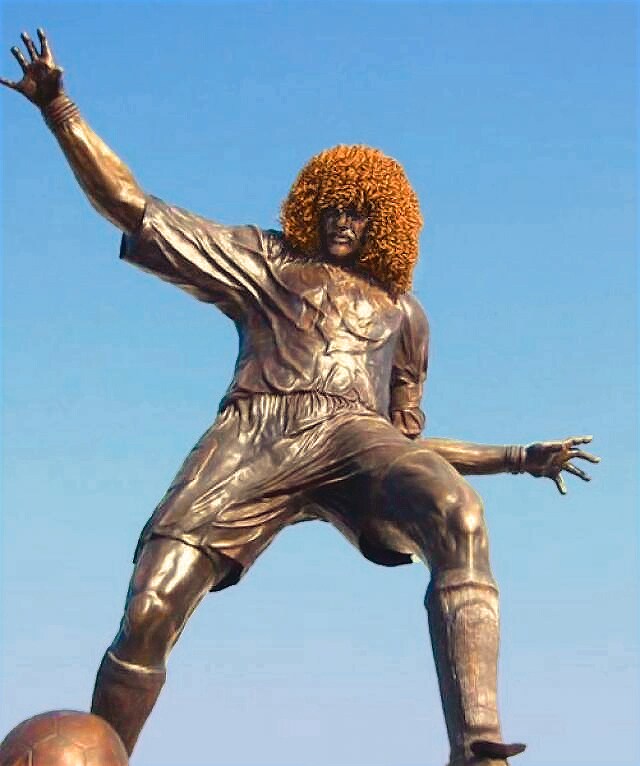 Carlos Valderrama davanti all'Estadio Eduardo Santos di Santa Marta.