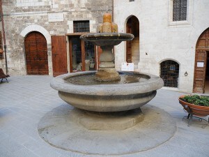 La Fontana del Bergello a Gubbio, altrimenti detta "Fontana dei matti".