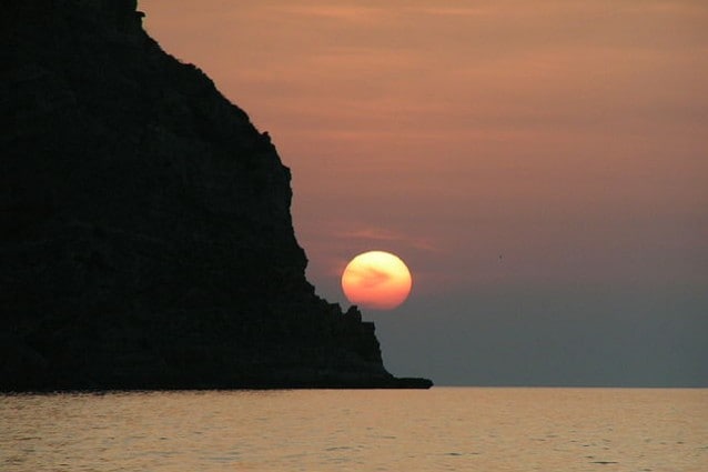 Vacanze a Oliveri, un borgo siciliano colorato d’azzurro