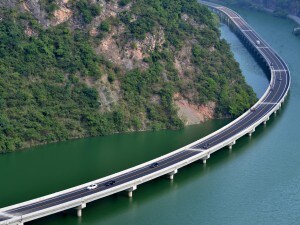 "The overwater highway", la strada sull’acqua in Cina.