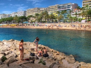 Spiaggia di Cannes, decima città più "antipatica" (Foto da Flickr).