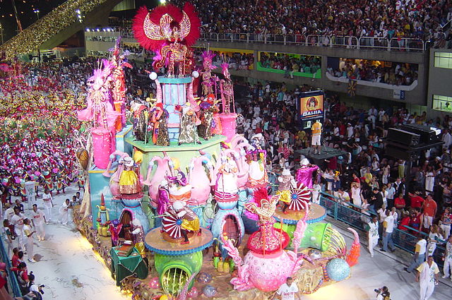 Foto di <a href="http://en.wikipedia.org/wiki/File:Samba_school_parades_2004.jpg" target="_blank" rel="nofollow">Alan Betensley</a>