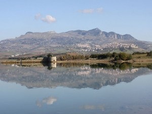 Panorama di Sambuca di Sicilia dal lago Arancio. Foto da Wikipedia