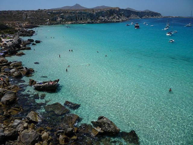 Favignana, Cala Azzurra – Foto Wikimedia Commons