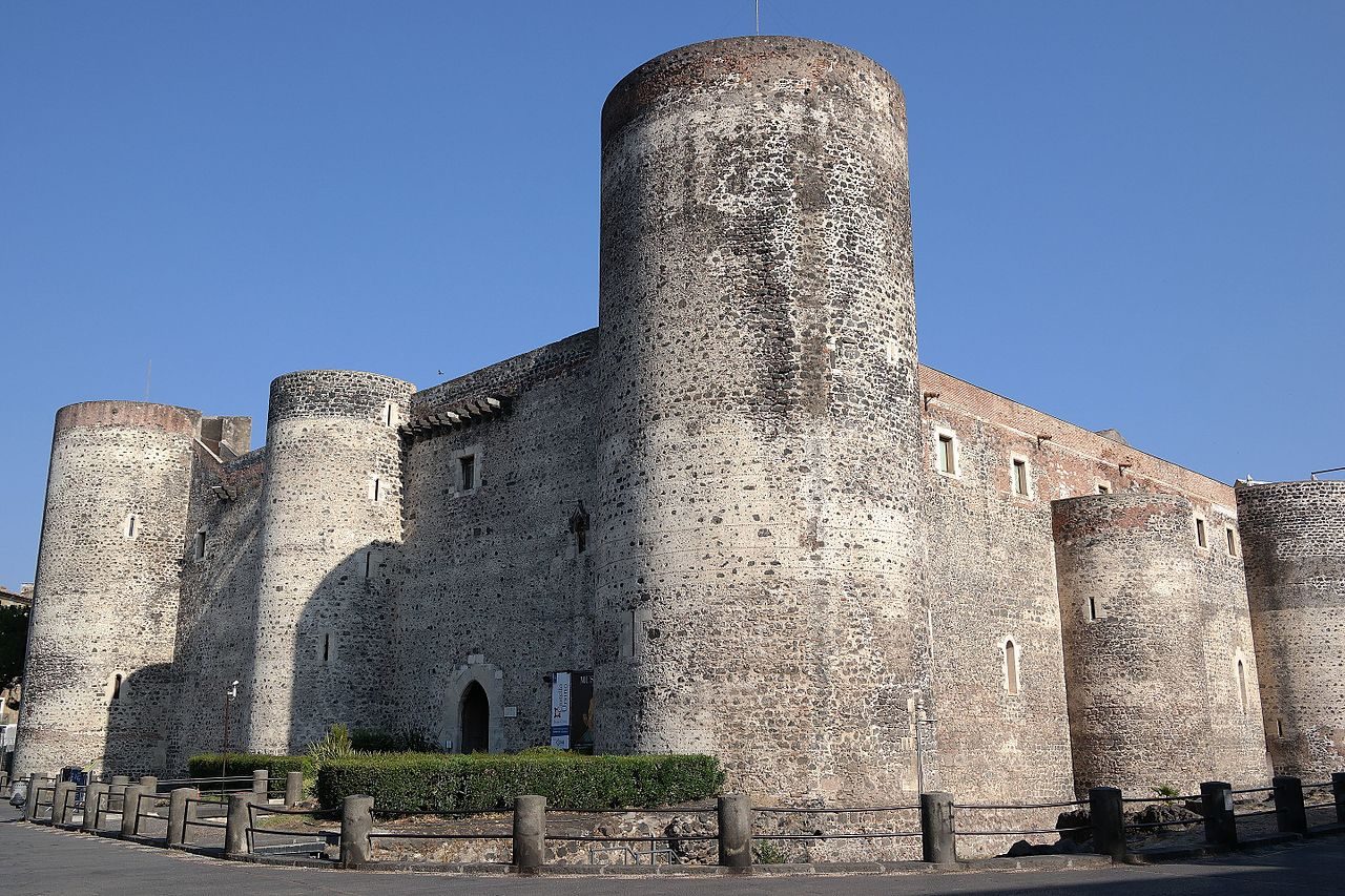 Castello Ursino. Foto di <a href="https://it.wikipedia.org/wiki/Castello_Ursino#/media/File:Catania_–_Castello_Ursino_03.jpg" target="_blank" rel="nofollow noopener noreferrer">Luca Aless</a>