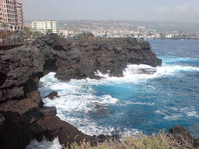 Costa di Catania. Foto di <a href="https://www.flickr.com/photos/manfrys/1794916958/" target="_blank" rel="nofollow noopener noreferrer">Antonio Manfredonio</a>