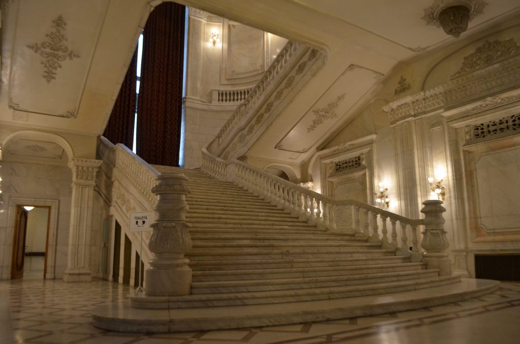 Palazzo del Parlamento di Bucarest scalinata
