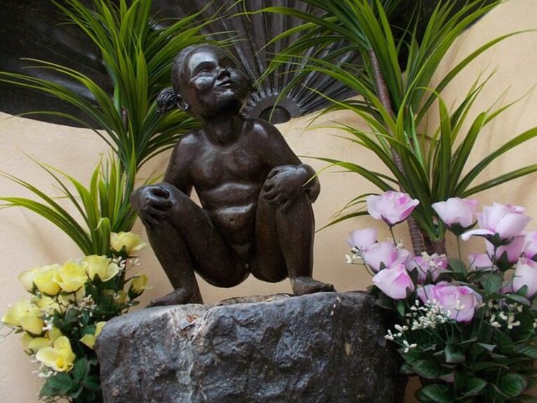 Statua della bambina che fa pipì a Bruxelles