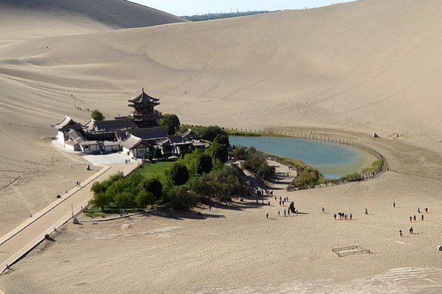 Cina, la magia del lago a forma di mezzaluna