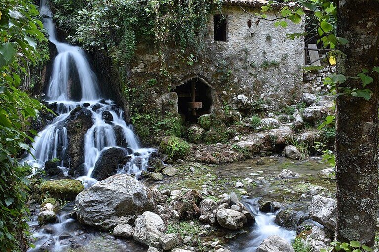 Mulino in pietra di fine '700. Oasi delle Grotte del Bussento