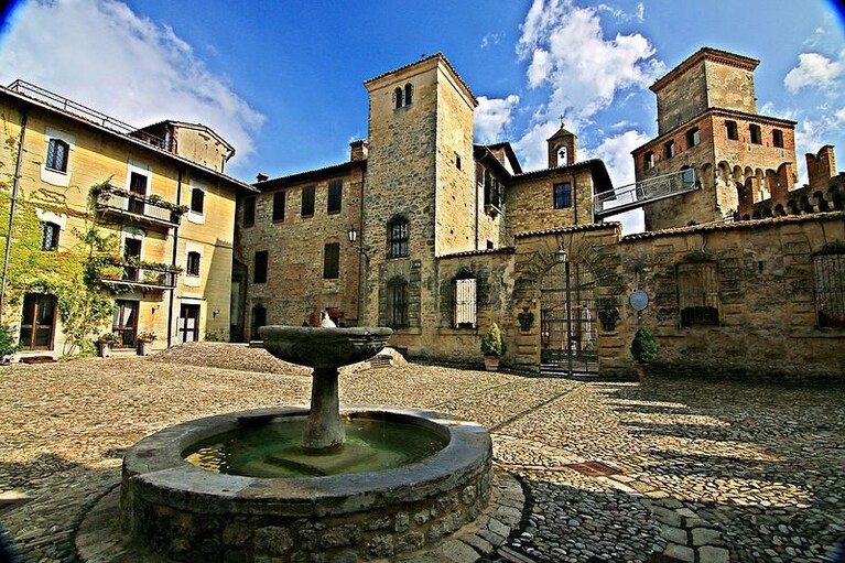 Piazza di Vigoleno