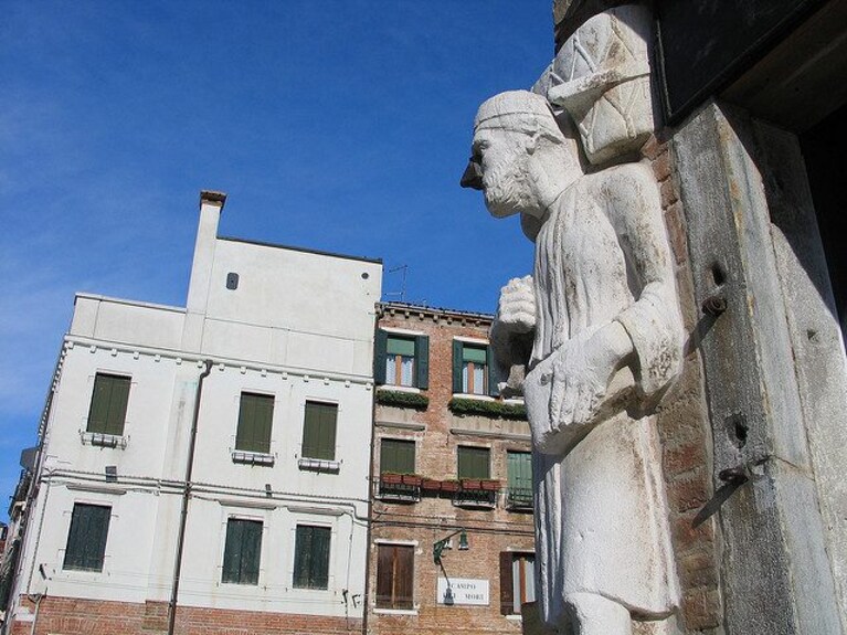 Campo dei Mori, staua del commerciante