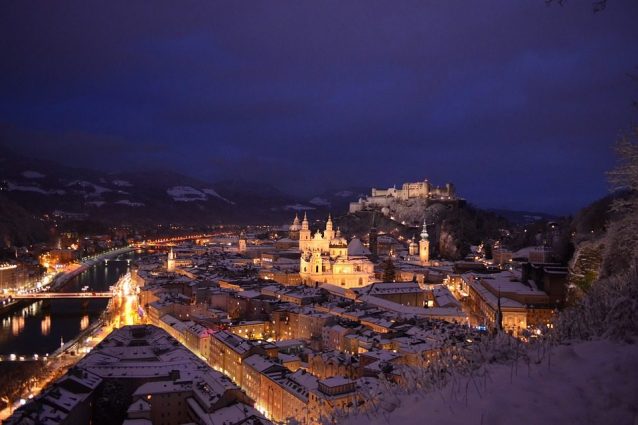 Il centro storico di Salisburgo coperto di neve