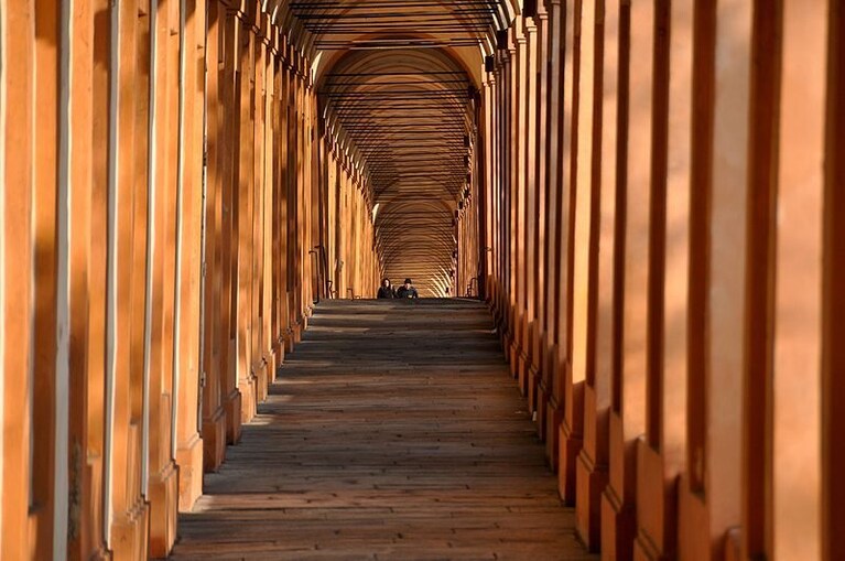 portico che conduce ala chiesa di san luca.