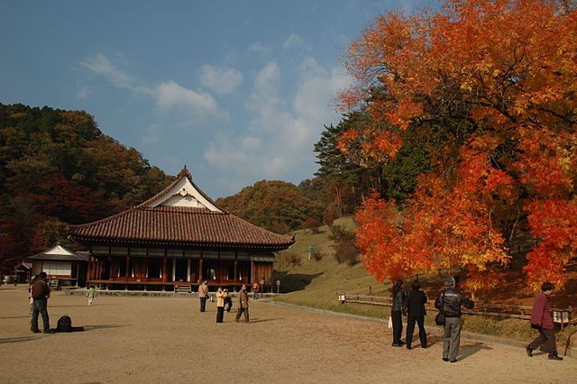 Scuola Shizutani in autunno – Foto <a href="https://commons.wikimedia.org/wiki/File:Shizutani_School_in_Autumn.JPG" target="_blank" rel="nofollow noopener">Wikimedia Commons</a>