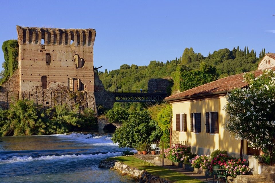 Borghetto sul Mincio. Foto di <a href="https://pixabay.com/it/lago–torre–acqua–medievale–2582583/" target="_blank" rel="nofollow noopener">pcdazero</a>