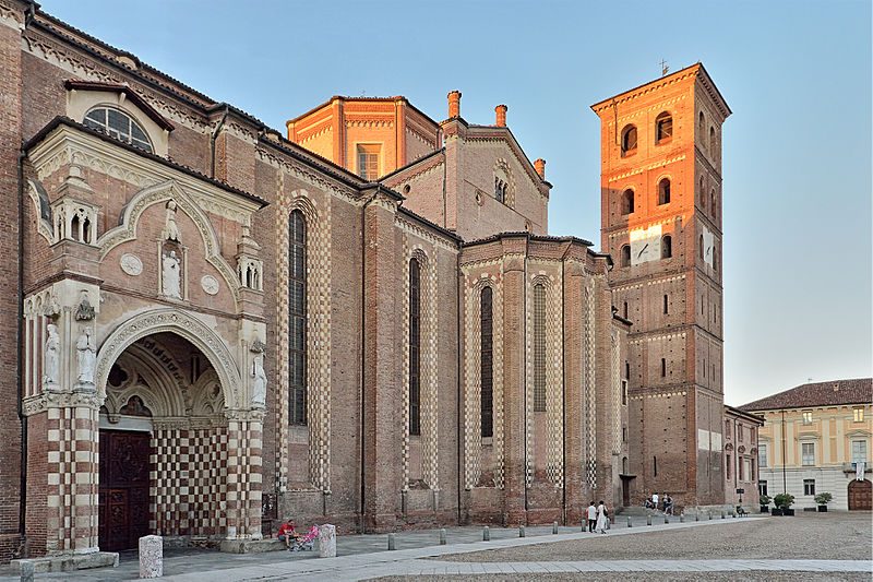 Duomo di Asti. Foto di <a href="https://commons.wikimedia.org/wiki/File:Duomo_Asti_vista_laterale.jpg" target="_blank" rel="nofollow noopener">Alessandro Crea</a>