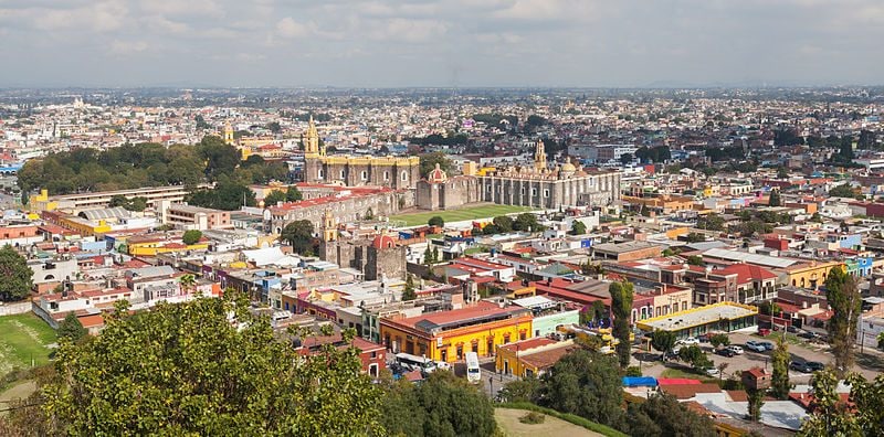 Puebla. Foto di <a href="https://commons.wikimedia.org/wiki/File:Vista_de_Cholula,_Puebla,_M%C3%A9xico,_2013–10–12,_DD_02.JPG" target="_blank" rel="nofollow noopener">Diego Delso</a>
