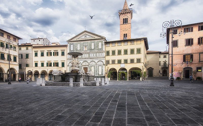 Piazza Farinata degli Uberti. Foto di <a href="https://commons.wikimedia.org/wiki/File:Pza_Farinata_degli_Uberti_–_Empoli.jpg" target="_blank" rel="nofollow noopener">Paola Pittori</a>