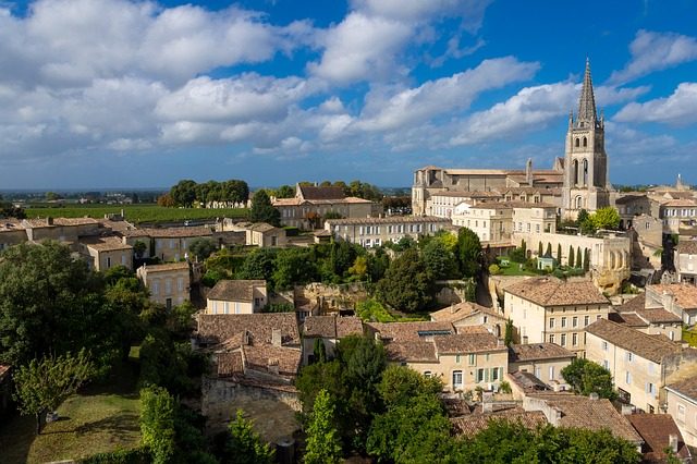 Saint–Emilion – Foto <a href="https://pixabay.com/it/saint–emilion–saint–emilion–francia–1704580/" target="_blank" rel="nofollow noopener">Pixabay</a>