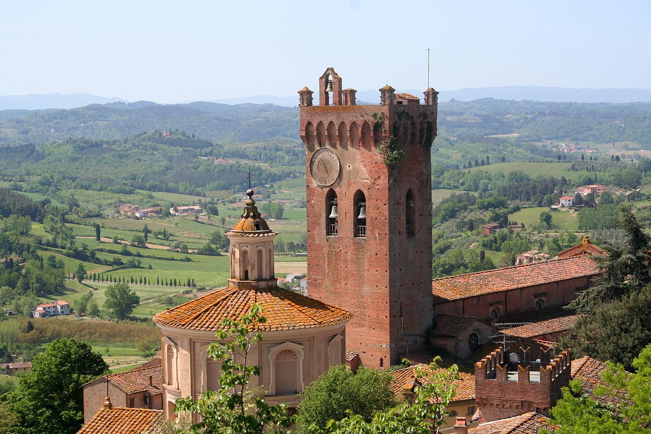 Campanile del Duomo e il tiburio della chiesa del SS. Crocifisso. Foto di <a href="https://it.wikipedia.org/wiki/San_Miniato#/media/File:Campanilesanminiato.JPG" target="_blank" rel="nofollow noopener">Croberto68</a>