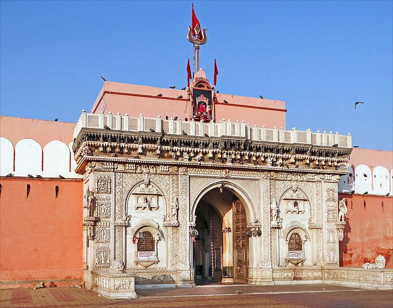 Entrata del tempio di Karni Mata. Foto di <a href="https://commons.wikimedia.org/wiki/File:Le_temple_de_Karni_Mata_(Deshnoke)_(8423353617).jpg" target="_blank" rel="nofollow noopener">Jean–Pierre Dalbéra</a>