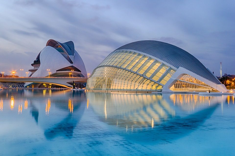 città delle scienze Valencia. Foto di <a href="https://pixabay.com/it/valencia–spagna–calatrava–tramonto–1049389/" target="_blank" rel="nofollow noopener">papagnoc</a>