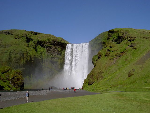 Cascata Skogafoss – Foto <a href="https://it.wikipedia.org/wiki/File:Skogafoss_from_below.JPG" target="_blank" rel="nofollow noopener">Wikipedia</a>