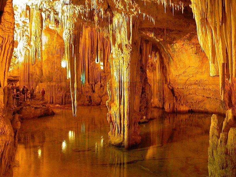 Grotta di Nettuno. Foto di <a href="https://it.m.wikipedia.org/wiki/File:Grotta_di_nettuno_sardinien.jpg" target="_blank" rel="nofollow noopener">Tobias Helfrich</a>