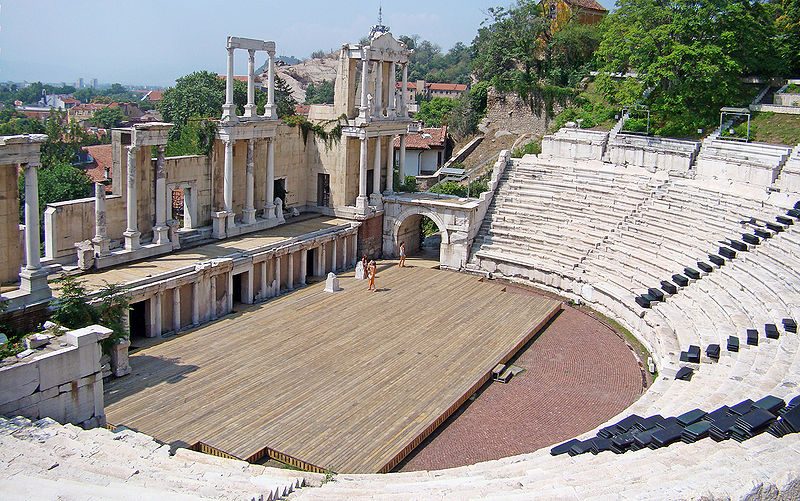 Antico teatro di Plovdiv. Foto di <a href="https://it.wikipedia.org/wiki/File:Antique–theater–plovdiv.jpg" target="_blank" rel="nofollow noopener">Edal</a>