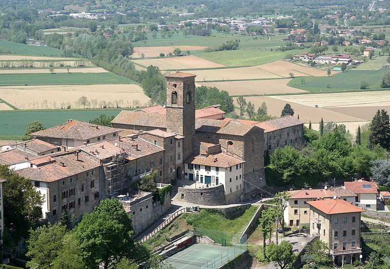 borgo di Poppi. Foto di <a href="https://it.wikipedia.org/wiki/File:Poppi_–_San_Fedele_da_torre_castello.JPG" target="_blank" rel="nofollow noopener">Luca Aless</a>