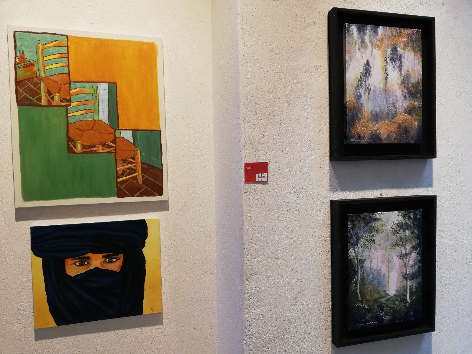 Galleria Merlino, le opere degli artisti francesi Christelle Ledoux (sin.) e Doti