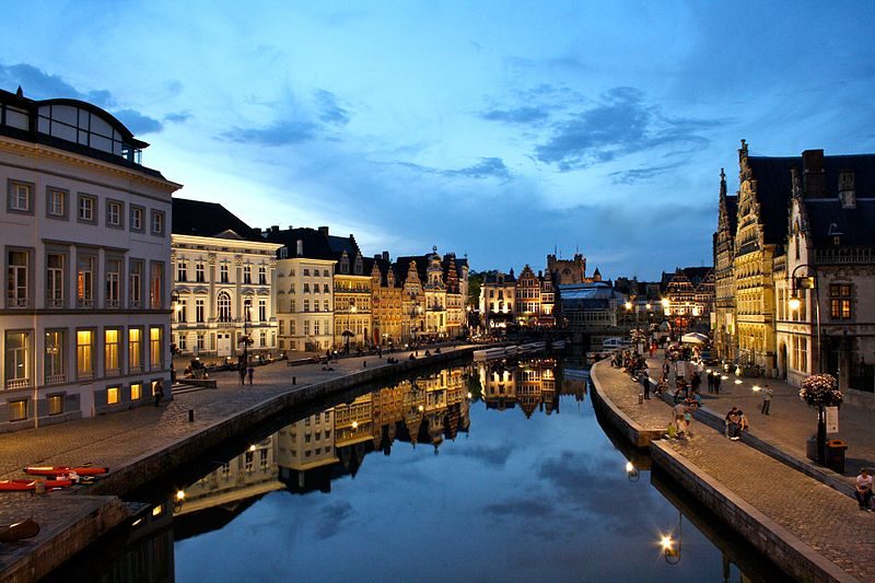 Tramonto a Gent. Foto di <a href="https://commons.wikimedia.org/wiki/File:Gent_Graslei_zonsondergang.JPG" target="_blank" rel="nofollow noopener">Thomas Kindermans</a>