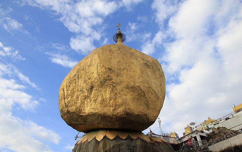 Golden Rock, il grande masso dorato in Birmania