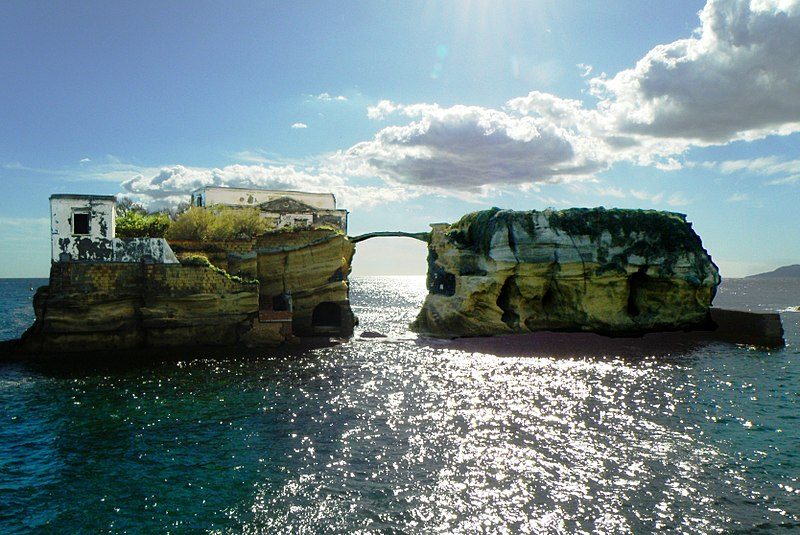 Isola La Gaiola. Foto di <a href="https://commons.wikimedia.org/wiki/File:Isola_la_Gaiola,_Posillipo,_Napoli.jpg" target="_blank" rel="nofollow noopener">Mattia Luigi Nappi</a>