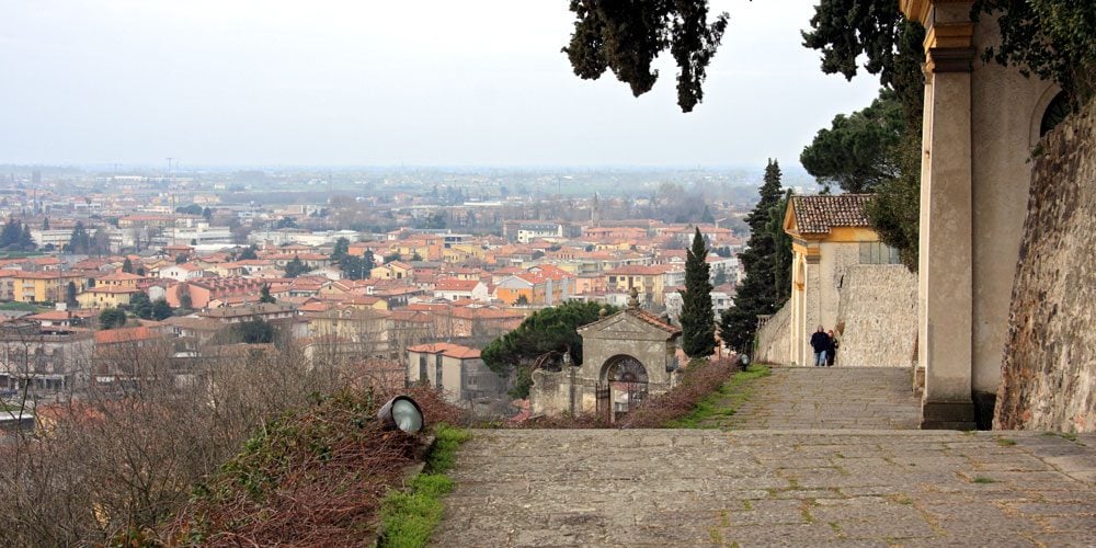 Veduta di Monselice dal percorso delle Sette Chiese lungo il Colle della Rocca. Foto di <a href="https://it.m.wikipedia.org/wiki/File:Monselice_veduta.jpg" target="_blank" rel="nofollow noopener">Alessandro Vecchi</a>