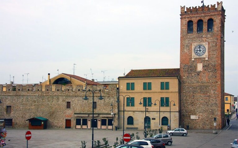 Piazza Mazzini con la duecentesca Torre Civica a Monselice