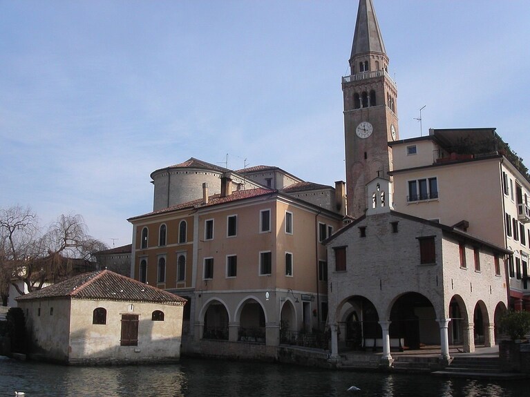 Campanile ed abside visti dal porto fluviale