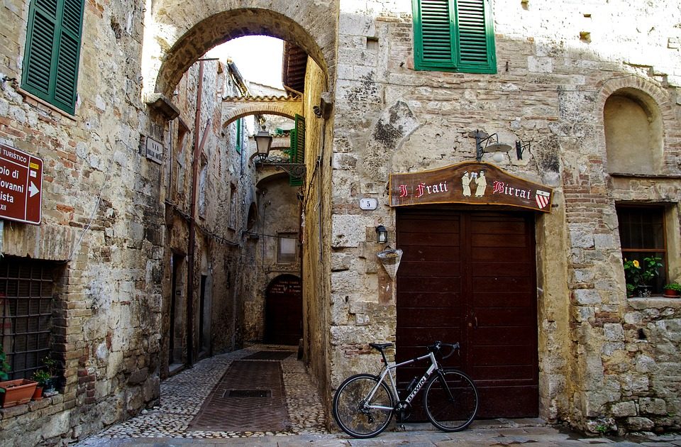 Borgo di San Gemini. Foto di <a href="https://pixabay.com/it/case–antiche–medioevo–san–gemini–2925169/" target="_blank" rel="nofollow noopener">valtercirillo</a>