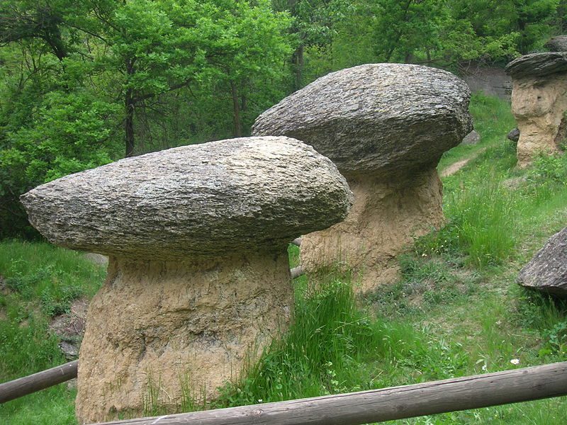 Le colonne di erosione della Riserva dei Ciciu del Villar. Foto di <a href="https://it.wikipedia.org/wiki/File:Ciciu_del_Villar_1.JPG" target="_blank" rel="nofollow noopener">Castrocane</a>