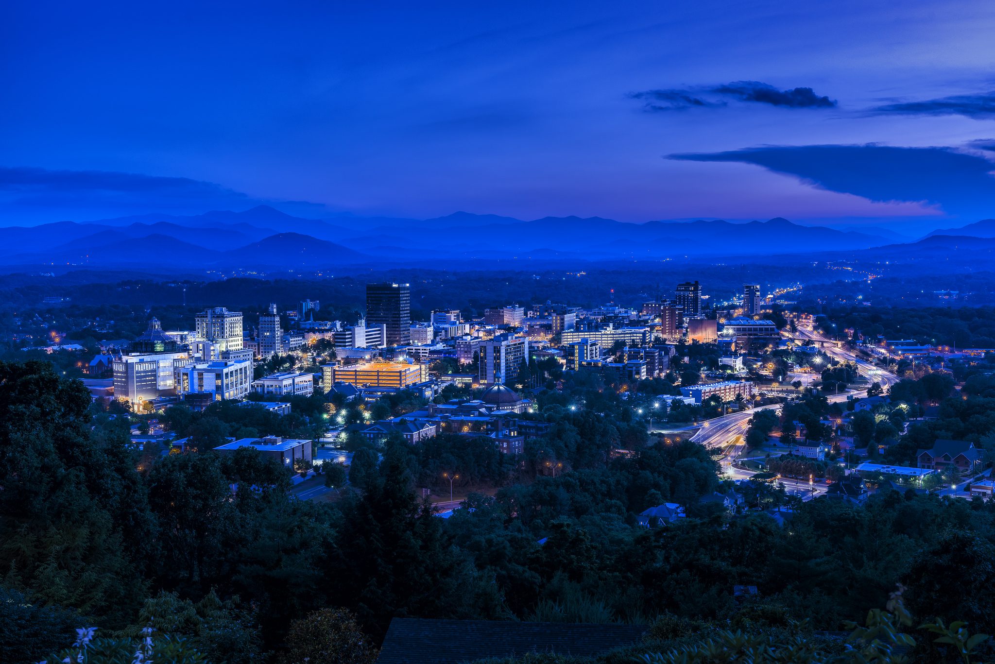 Asheville, North Carolina, circondata dalle blue ridge mountains. Foto di <a href="https://www.flickr.com/photos/kenlane/11079575645/" target="_blank" rel="nofollow noopener">Ken Lane</a>