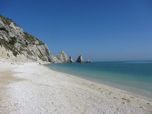 Numana – Foto <a href="https://pixabay.com/photos/beach–monte–conero–numana–brands–508657/" target="_blank" rel="nofollow noopener">Pixabay</a>
