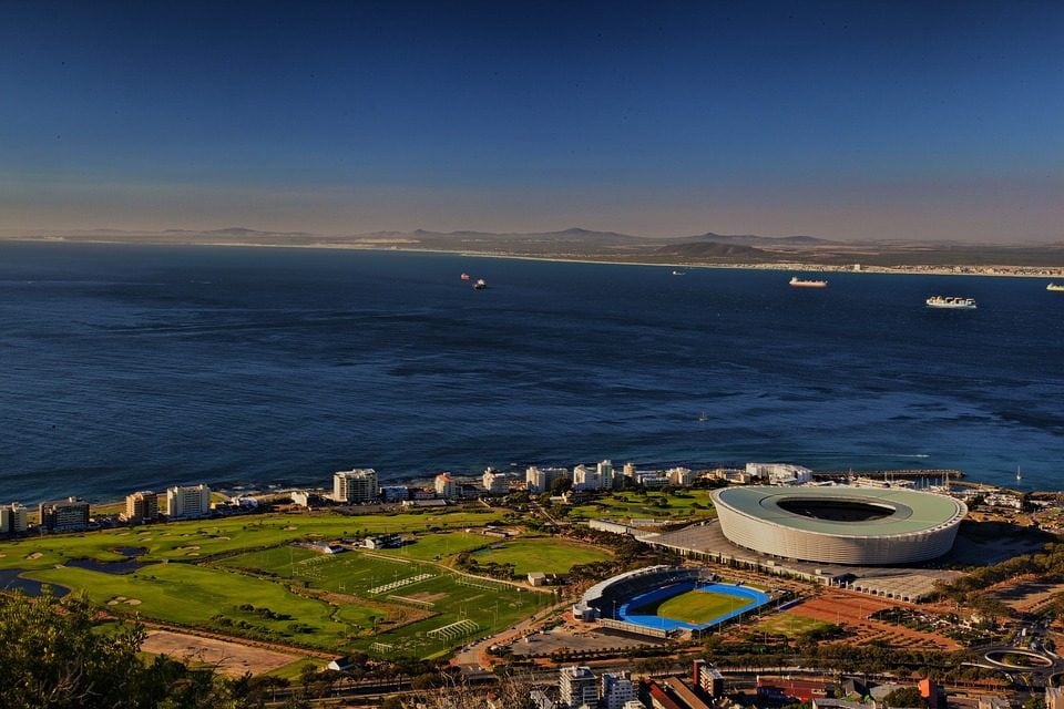 Cape Town. Foto di <a href="https://pixabay.com/photos/south–africa–cape–town–stadium–758227/" target="_blank" rel="nofollow noopener">Vincentvanoosten</a>