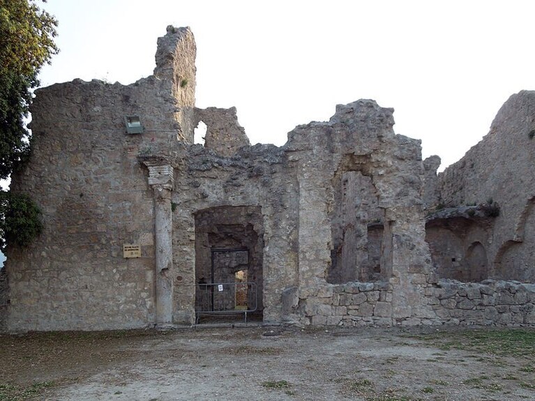 Resti della facciata del Palazzo del Governatore, all'interno della Fortezza di Civitella del Tronto