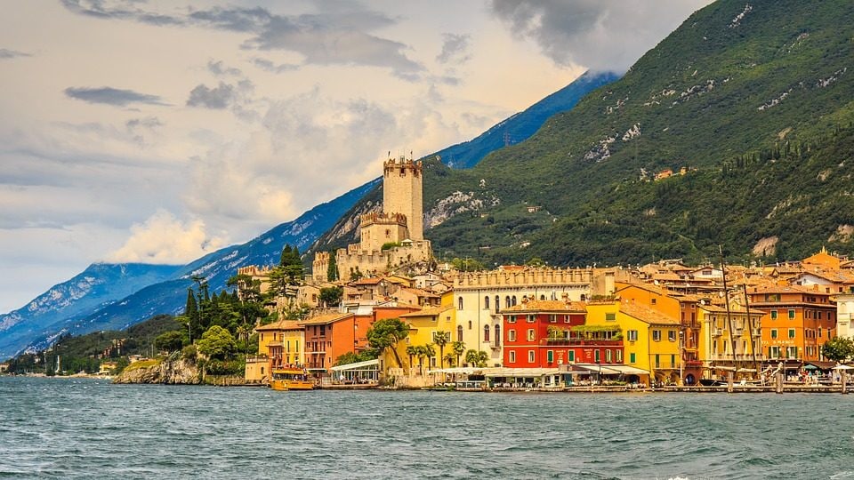 Malcesine, borgo sul Lago di Garda. Foto di <a href="https://pixabay.com/it/photos/malcesine–garda–vacanza–italia–3477751/" target="_blank" rel="nofollow noopener">Tommy_Rau</a>