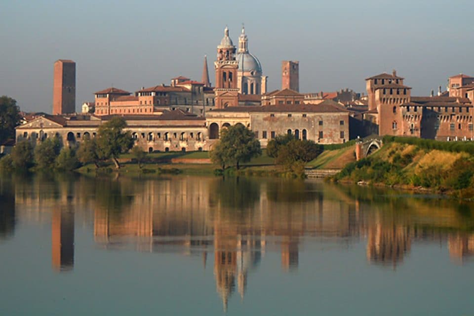 Mantova. Foto da <a href="https://www.google.com/imgres?imgurl=https%3A%2F%2Fupload.wikimedia.org%2Fwikipedia%2Fcommons%2Fd%2Fd4%2FMantova_–_Profilo_di_Mantova.jpg&imgrefurl=https%3A%2F%2Fit.wikipedia.org%2Fwiki%2FMantova&docid=yhnuoO2tWh2SCM&tbnid=g40dIMbZQfAYhM%3A&vet=10ahUKEwjPlJ_O253hAhUNohQKHdb1C0gQMwicASgAMAA..i&w=800&h=373&bih=907&biw=1680&q=Mantova&ved=0ahUKEwjPlJ_O253hAhUNohQKHdb1C0gQMwicASgAMAA&iact=mrc&uact=8" target="_blank" rel="nofollow noopener">Wikipedia</a>